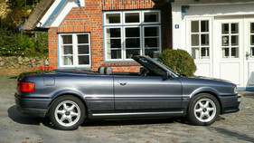 Audi Cabriolet 2.6E (1996) – Das Verdeck fügt sich nicht hundertprozentig in die Gürtellinie ein, in Stuttgart oder München gelang das aber auch nicht ganz.