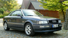 Audi Cabriolet 2.6E (1996) – Die Fuge unter Scheinwerfern und Kühler trübt den optischen Eindruck ein wenig.