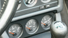 Audi Cabriolet 2.6E (1996) – Kontrollinstrumente für Öltemperatur, Öldruck und Batteriespannung