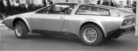 Audi Coupé Frua - keilförmige Karosserie mit weit nach hinten gestreckten Dachstegen - am Genfer Automobilsalon 1974