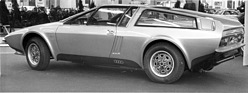 Audi Coupé Frua - keilförmige Karosserie mit weit nach hinten gestreckten Dachstegen - am Genfer Automobilsalon 1974
