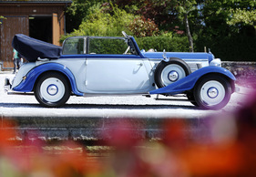 Audi Front (1936) - Das Verdeck türmt sich hinter der Besatzung hoch auf - üblich für die damalige Cabriolet-Generation (1936)