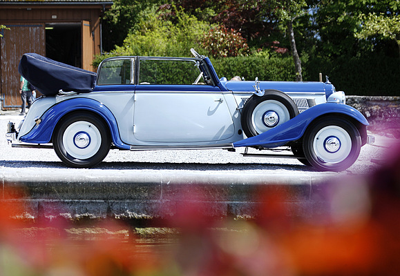 Audi Front (1936) - Das Verdeck türmt sich hinter der Besatzung hoch auf - üblich für die damalige Cabriolet-Generation