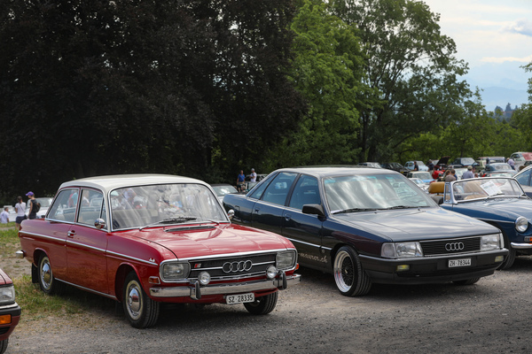 Audi-Markengeschichte - links Audi 60, rechts Audi 100 C3 - Albisgütli Classics Cars & Bikes Juli 2025