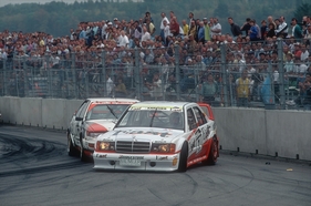 Audi-Pilot Haupt schiebt seinen Mercedes-Rivalen Kurt Thiim mit Schwung in den Notausgang