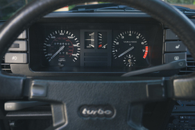 Audi Quattro (1981) – UK Spezifikation mit Meilentacho aber Linkslenkung
