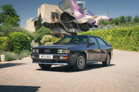 Audi Quattro (1981) – Vor dem Hotel Marquez de Riscal des Architekten Frank Gehry, dem Schöpfer des Guggenheim-Museums in Bilbao.