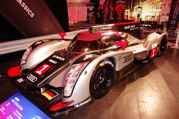 Audi R 18 TDI Ultra (2011) – in der Sonderausstellung "100 Jahre 24 Stunden von Le Mans" – Interclassics Classic Car Show Brüssel 2023