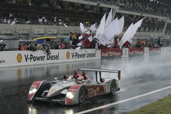 Bild: Audi R10 TDI (2007) - Marco Werner bei der Zieldurchfahrt der 24 Stunden von Le Mans 2007 im strömenden Regen
