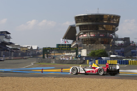 Audi R15 TDI (2010) - Tom Kristensen biegt auf die Start-Ziel-Gerade der 24 Stunden von Le Mans 2010 auf den dritten Platz