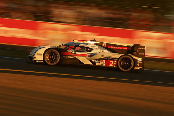 Bild: Audi R18 e-tron quattro (2014) - Mit der Nummer 2 erzielt Audi 2014 den 13. Sieg bei den 24 Stunden von Le Mans