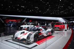 Audi R18 e-tron quattro - die Rennwagen haben mit der Serie wirklich nichts mehr zu tun - auf dem Genfer Automobilsalon 2015