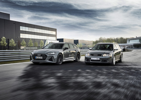 Audi RS 6 Avant performance in Nardograu, neben dem Audi RS 6, 1. Generation – 40 Jahre Audi Sport GmbH ()