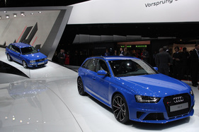 Audi RS4 (2014) - der "Alte" hinter dem Neuen, mancher würde wohl lieber den Klassiker RS2 aus dem Jahr 1994 nehmen - am Genfer Automobilsalon 2014