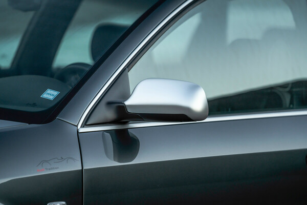 Audi RS6 Avant (2002) – Spiegelkappe aus gebürstetem Aluminium