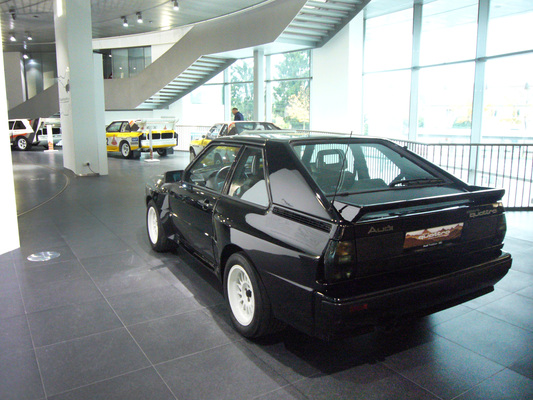 Bild: Audi Sport quattro (1983) - nur zwei Fahrzeuge wurden schwarz lackiert - gesehen in der Sonderausstellung "30 Jahre Sport Quattro" im Audi-Museum
