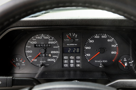 Audi Sport quattro (1985) - Serienarmaturen, zentral positionierte Ladedruckanzeige