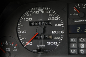 Audi Sport quattro (1985) - Tacho bis 300 km/h, gemäss Werk schaffte er 250 km/h, im Test waren es 248 km/h
