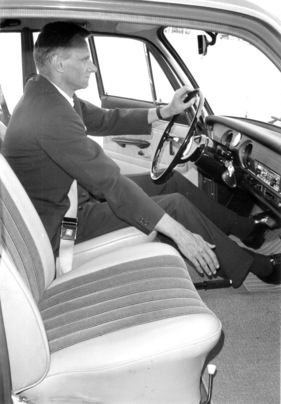 Audi Super 90 (1968) - die Handbremse war wegen des fehlenden Kardan-Tunnels etwas schwierig zu ergreifen