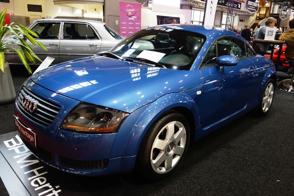 Audi TT 1.8 T (1999) – in der Farbe "Denimblau" – Interclassics Classic Car Show Brüssel 2023