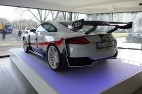 Audi TT Clubsport Turbo (2015) – dahinter der Strassenverkehr von Dortmund – im Museum PACE in Dortmund