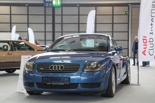 Audi TT Coupé (1998) - Typ 8N mit Vierzylindermotor und Turbolader in Denimblau - Motorworld Classics Bodensee 2022