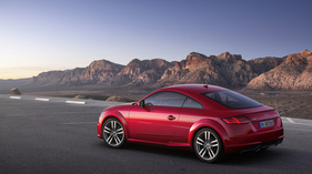 Audi TT Coupé in Tangorot, Standaufnahme