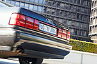 Audi V8 3.6 Lang-Limousine (1990) – vollständig rot eingefärbtes Leuchtenband über die ganze Breite