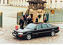 Audi V8 Lang-Limousine (1990) – beim Besuch des britischen Premierministers John Major zur Verabschiedung der alliierten Truppen am 8. September 1994 vor Schloß Charlottenburg