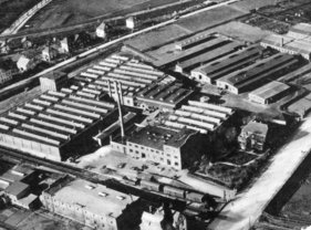 Audi gehörte bereits 1928 zum DKW Konzern und das Werk in Zwickau wurde anfangs der 30er die Fertigung der Frontantriebswagen von DKW ausgelagert Audi gehörte bereits 1928 zum DKW Konzern und das Werk in Zwickau wurde anfangs der 30er die Fertigung der Frontantriebswagen von DKW ausgelagert
