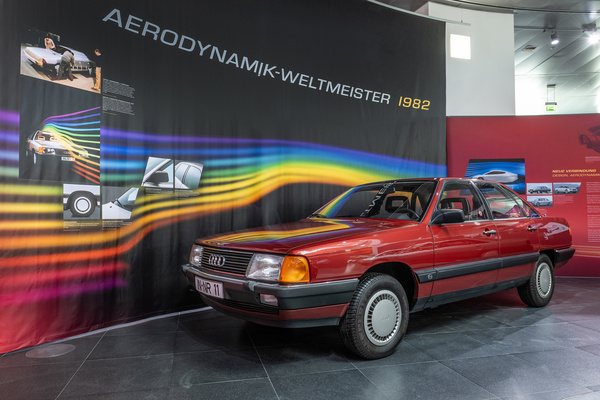 Bild: Audi hat 1982 mit dem Audi 100 Technikgeschichte geschrieben. Mit seinem Luftwiderstandsbeiwert von 0,30 ist der Audi 100 der dritten Generation seinerzeit die strömungsgünstigste Serienlimousine der Welt