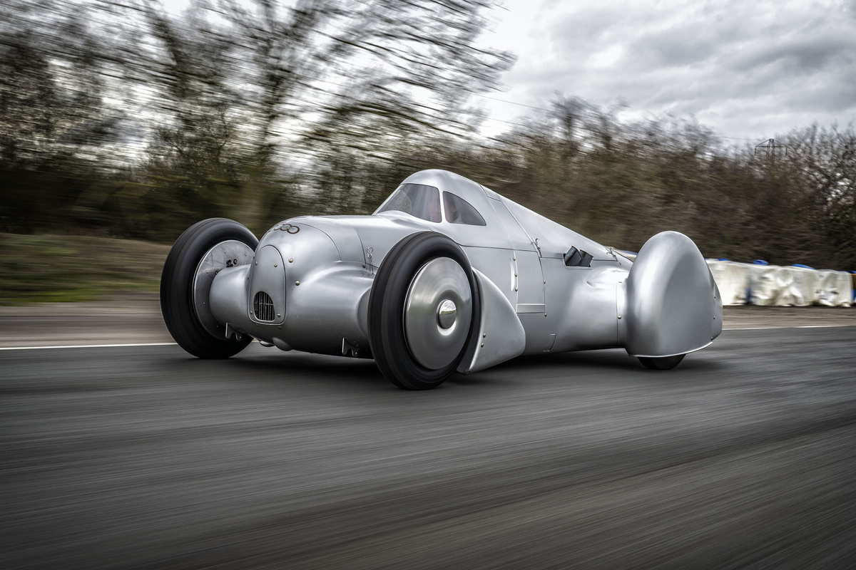 Audi hat den Auto Union Lucca aufbauen lassen. Nach gut dreijähriger Bauzeit wurde der Rekordwagen Anfang 2026 fertiggestellt. Fahraufnahme beim ersten Roll-out. Seitenansicht.