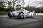 Bild: Audi hat den Auto Union Lucca aufbauen lassen. Nach gut dreijähriger Bauzeit wurde der Rekordwagen Anfang 2026 fertiggestellt. Fahraufnahme beim ersten Roll-out. Seitenansicht.