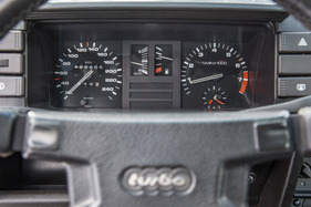 Audi quattro (1982) - Armaturen, die sich kaum von den einfacheren Audi-Modellen unterschieden, später gab es dann Digitalanzeigen