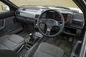 Audi quattro 20V RHD (1989) – Beim Rechtslenker ist das Volant leicht aus der Mitte nach rechts versetzt (1989)