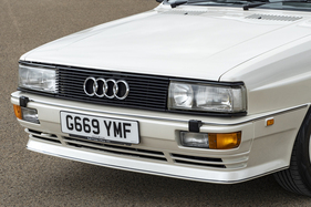 Audi quattro 20V RHD (1989) – Der leicht geneigte Kühlergrill und Breitbandscheinwerfer ab 1985 (1989)