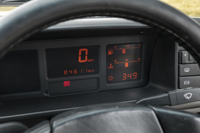 Audi quattro 20V RHD (1989) – Digitale Instrumente gab es ab 1983 in grün, ab 1988 wurden sie orange (1989)
