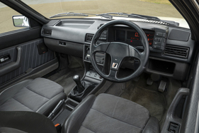 Audi quattro 20V RHD (1989) – Mittelkonsole in Leder und neues Dreispeichenlenkrad (1989)
