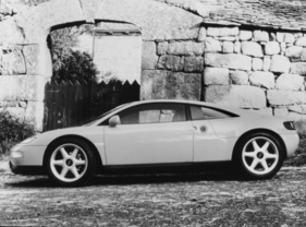 Audi quattro Spyder (1991) - lang gestreckte Formgebung mit kurzen Überhängen