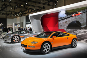 Bild Audi quattro spyder (1991) - Alukarossserie und Mittelmotor - neben dem Avus quattro - zwei Raritäten auf dem Audi-Stand - Techno Classica 2016