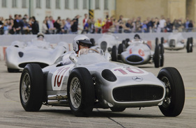 Auf Fangios Spuren - Glemser als Marken-Botschafter Mercedes Classic auf Demo-Fahrt im berühmten Silberpfeil