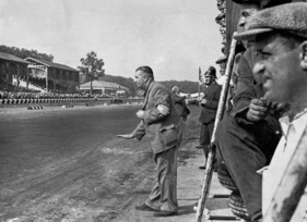Auf Sicherheit fahren, Reifen schonen, Position halten," zeigt Alfred Neubauer an - Grosser Preis von Italien in Monza (1934)