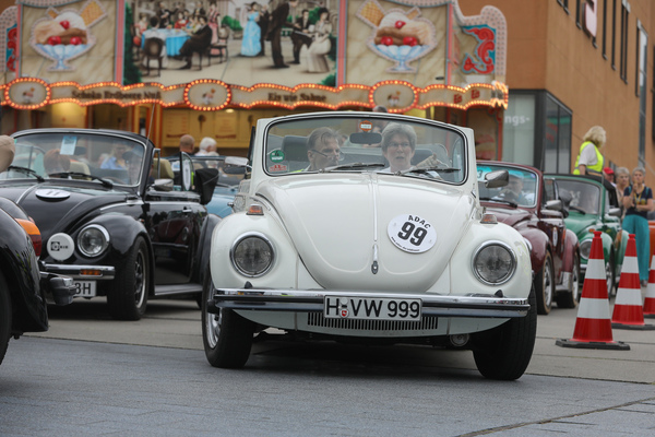 Bild Auf dem Beifahrersitz J. Hans-Dieter Seewald, der mit seiner Frau Marion das Treffen organisiert hat - Internationales Käfer-Cabrio-Treffen von Deutschland 2025