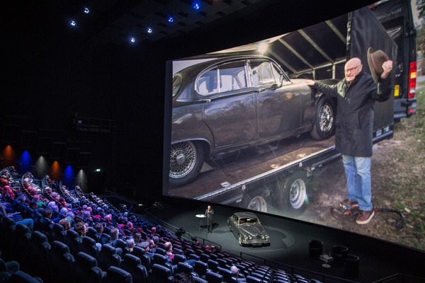 Auf dem Bild sieht man, wie der Jaguar 420 auf den Anhänger gepackt wurde für die Fahrt von Hamburg nach Luzern