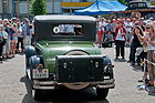 Auf dem Gelände des Pantheon führt zunächst eine aus Zuschauern umsäumte Strasse auf die Strecke: Studebaker Commander Big Six (1927) – RAID Suisse-Paris 2013