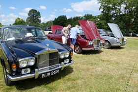 Auf dem Gelände finden die Gleichgesinnten schnell zueinander. Hier drei Rolls-Royce Silver Shadow Saloon der ersten Serie von 1976, 1968 und 1967 (von links nach rechts)