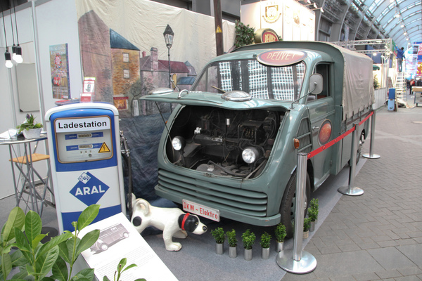 Auf dem Stand des Deuvet stösst man auf einen DKW Schnelllaster mit Elektroantrieb - Techno Classica Essen 2018