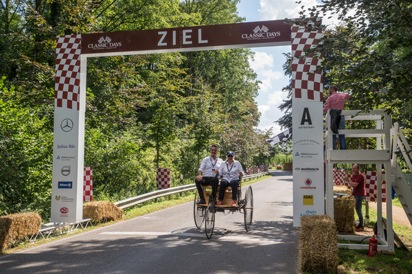 Auf den Punkt genau hat es nun auch Jutta Benz mit dem Patent-Motorwagen geschafft, ins Ziel zu kommen.