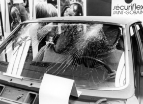 Auf der Innenseite kunststoffbeschichtetes Securiflex-Sicherheitsglas von Saint-Gobain - Genfer Automobilsalon 1979