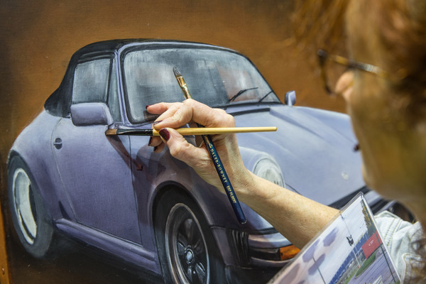 Auf der Kunstmeile entsteht das Gemälde eines Porsche 911 - Rétromobile Paris 2016